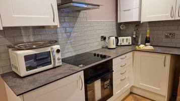 Dishwasher, electric kettle, toaster, cookware/dishes/utensils