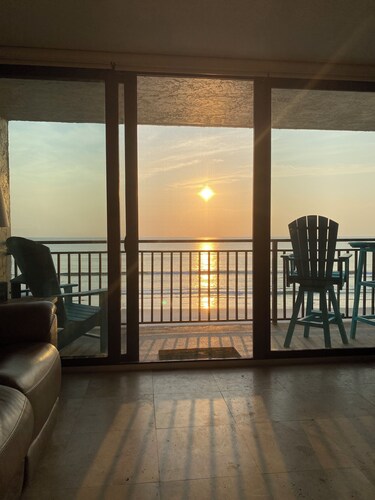 Stunning direct ocean front 2 bedroom unit! Fully equipped and all remodeled!