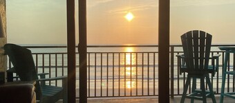 Stunning direct ocean front 2 bedroom unit! Fully equipped and all remodeled!