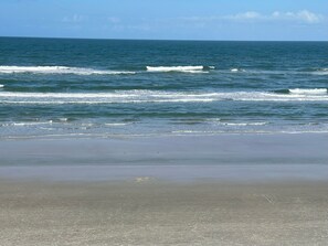 Sur la plage, chaise longue, serviettes de plage