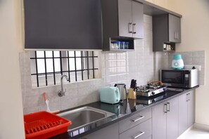 Kühlschrank, Mikrowelle, Herdplatte, Wasserkocher