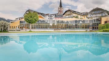 3 piscine coperte, piscina stagionale all'aperto, ombrelloni da piscina