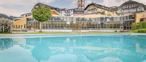 3 piscines couvertes, piscine extérieure (ouverte en saison)