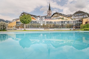 Una piscina al aire libre de temporada