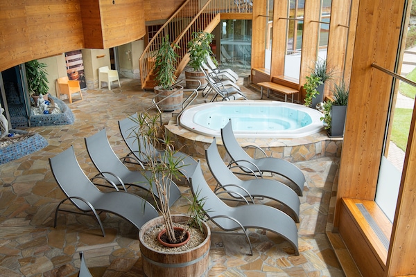 Een sauna, een bubbelbad, een stoombad, hotstone-massages