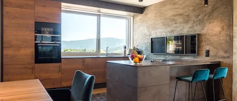 Penthouse Sol | Cocina privada | Refrigerador con congelador, microondas, horno y parrilla de estufa
