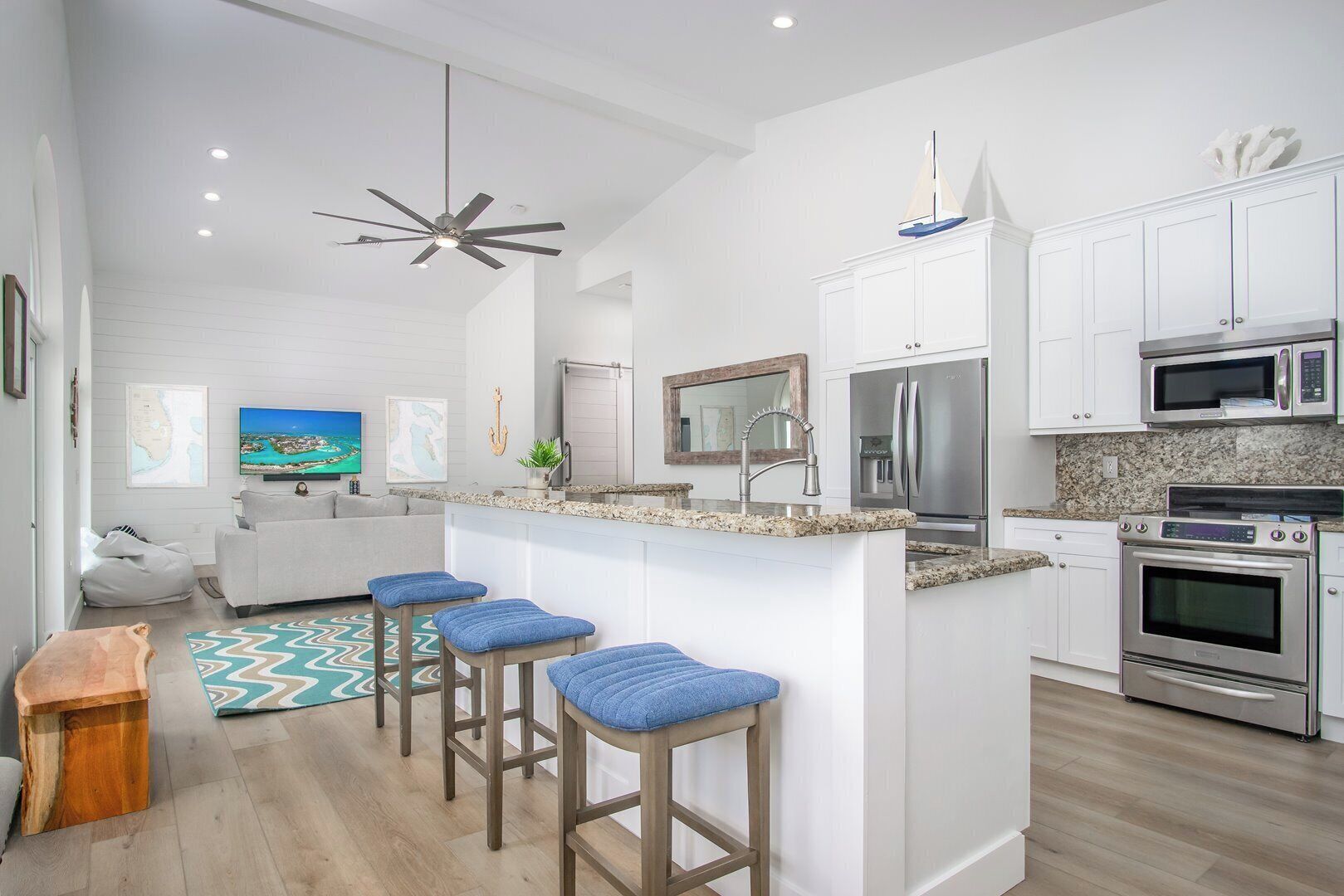 Four, plaque de cuisson, cafetière/bouilloire