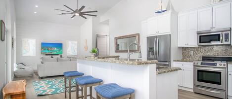 Four, plaque de cuisson, cafetière/bouilloire