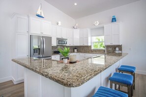 オーブン、コンロ、コーヒー / ティーメーカー��、調理器具と食器