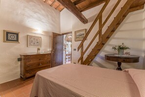 2 dormitorios, tabla de planchar con plancha, cuna de viaje