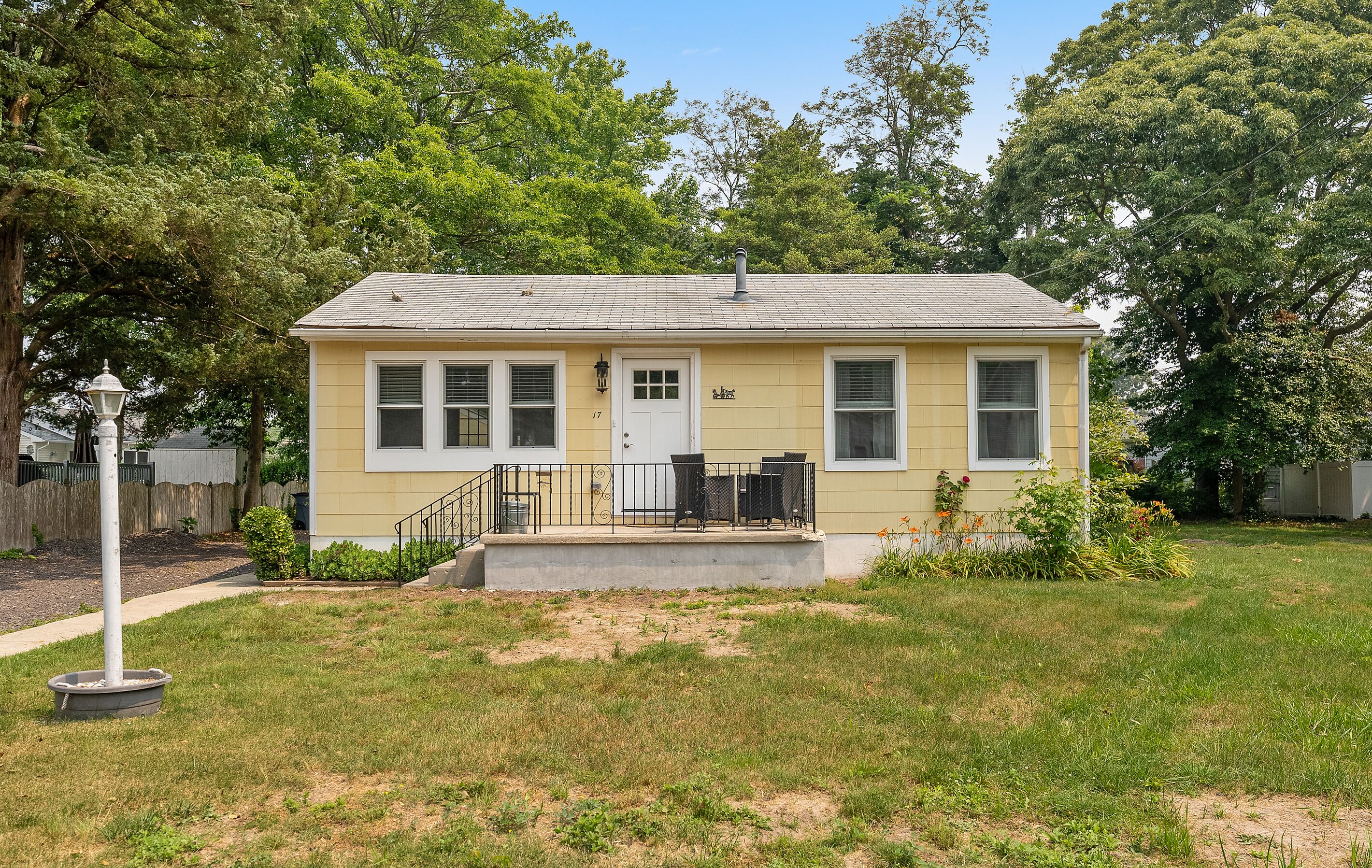 Adorable and Stylishly Renovated Cottage By The Bay!