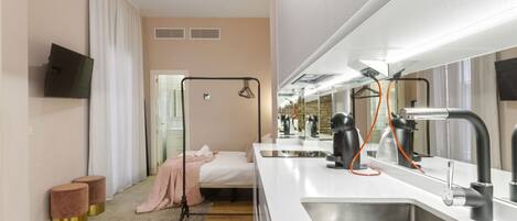 1 室のベッドルーム、アイロン / アイロン台