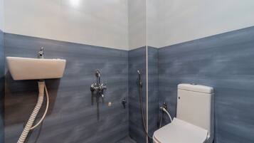 Deluxe Room | Bathroom | Shower, rainfall showerhead, towels