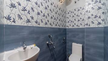 Deluxe Room | Bathroom | Shower, rainfall showerhead, towels