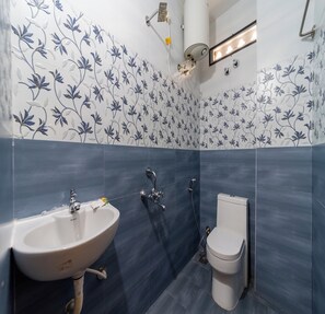 Deluxe Room | Bathroom | Shower, rainfall showerhead, towels - Pondy Stay (Puducherry)