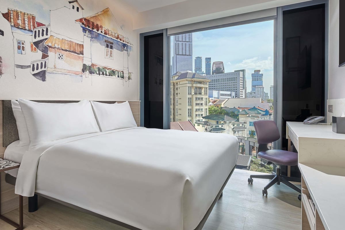 Classic Room, 1 Queen Bed | Minibar, individually decorated, individually furnished, desk