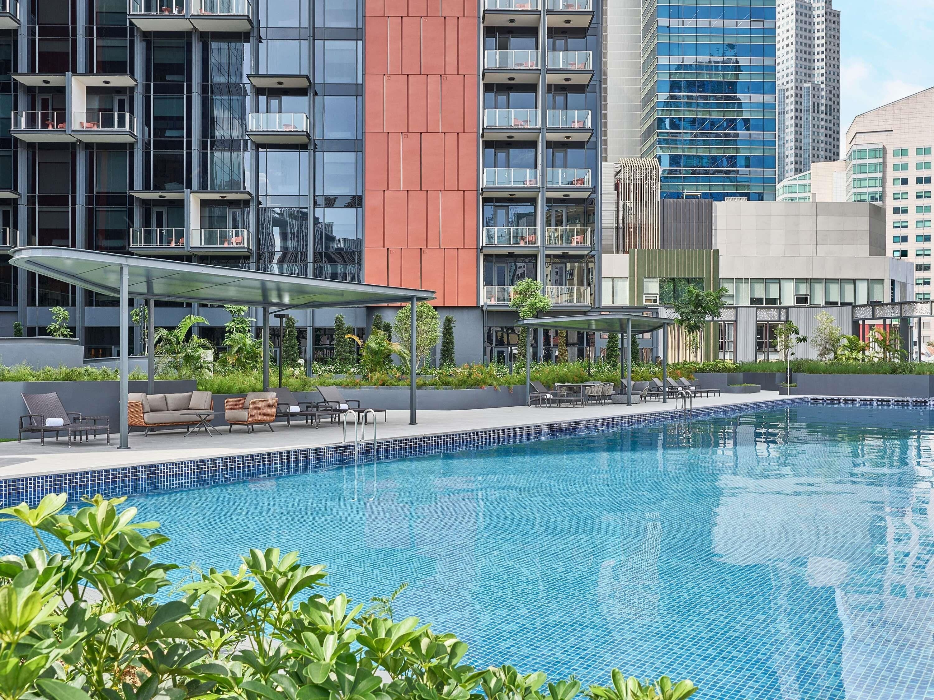 Piscine extérieure, accès possible de 7 h à 21 h, chaises longues