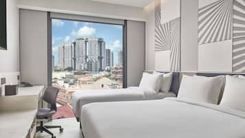 Deluxe kamer, meerdere bedden | Een minibar, een bureau, geluiddichte muren, gratis wifi