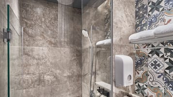 Haartrockner, Hausschuhe, Handtücher, Shampoo