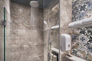 Hair dryer, slippers, towels, shampoo - Mercure ICON Singapore City Centre (Singapore)