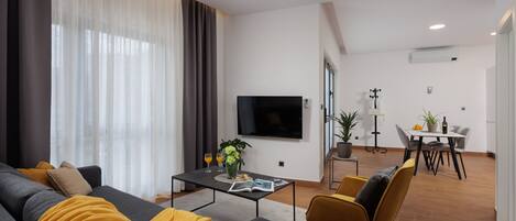 Apartamento luxo | Área de estar | TV LED 55 polegadas com canais digitais, TV, Netflix