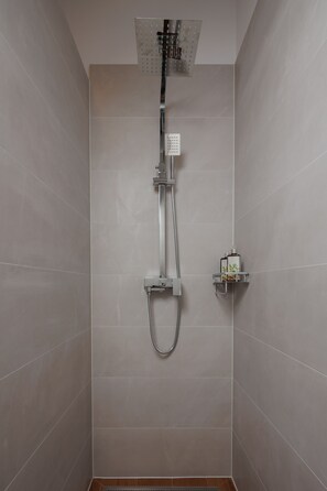 Deluxe Apartment | Bathroom