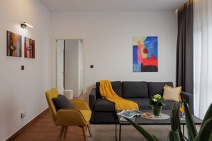Apartamento Deluxe | Zona de estar | Una televisión LED, Netflix, Hulu, un altavoz inteligente