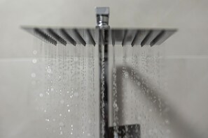 Deluxe-Apartment | Badezimmer | Dusche, Regendusche, kostenlose Toilettenartikel, Haartrockner