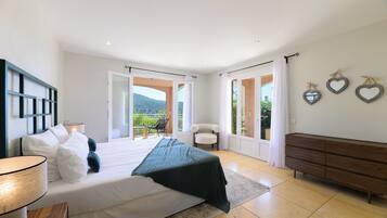 8 bedrooms, iron/ironing board, WiFi, bed sheets