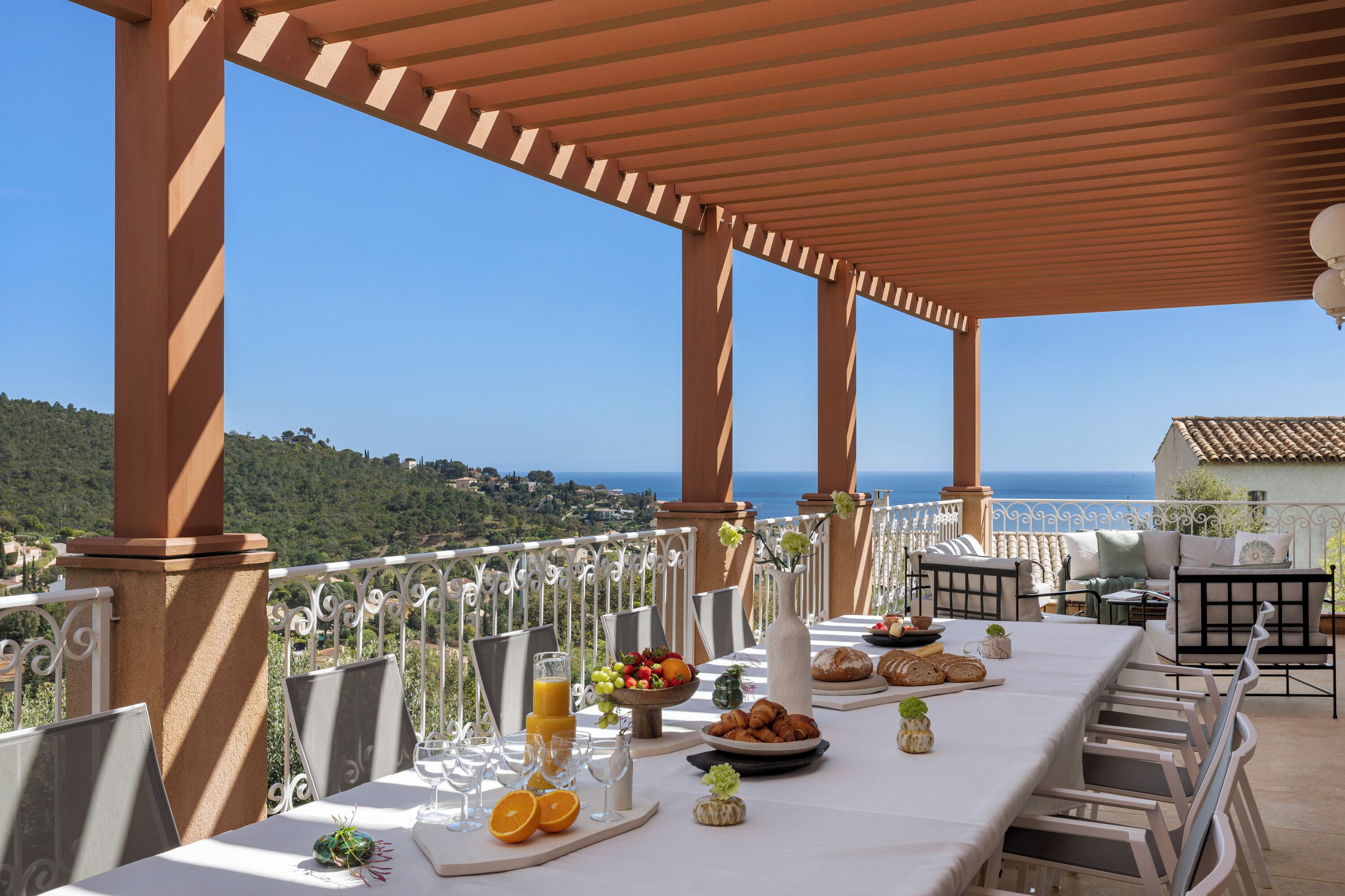 Une terrasse avec une table préparée pour le petit-déjeuner, offrant une vue panoramique.
