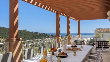 Une terrasse avec une table préparée pour le petit-déjeuner, offrant une vue panoramique.