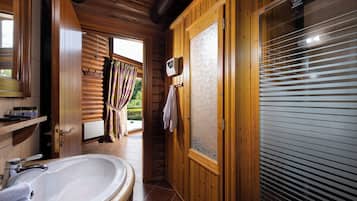 Luxury Chalet | Bathroom | Slippers, towels, soap, shampoo