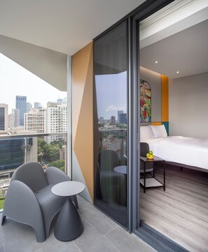 Deluxe Queen with Balcony | Individually furnished, desk, laptop workspace, free WiFi - Hotel Mi Rochor (Singapore)