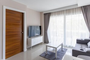 32-inch flat-screen TV with cable channels - Babylon Rawai 202 (Rawai)