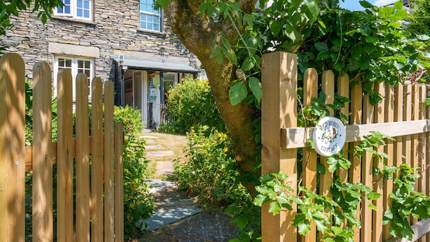 A wooden gate with a sign reading "Red Robin Cottage." - Red Robin Cottage -  Garden, Parking and Walk to the Lake (Ambleside)