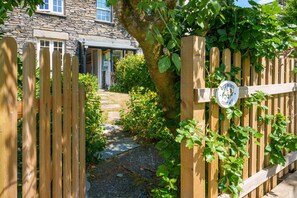 A wooden gate with a sign reading "Red Robin Cottage." - Red Robin Cottage -  Garden, Parking and Walk to the Lake (Ambleside)
