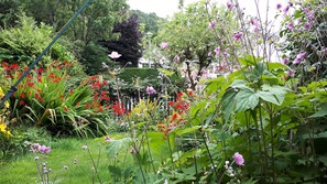 Property grounds - Red Robin Cottage -  Garden, Parking and Walk to the Lake (Ambleside)