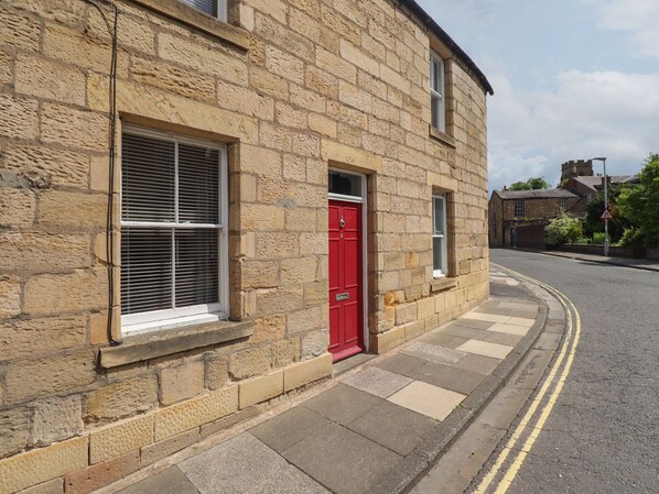 Exterior - White Feathers (Alnwick)