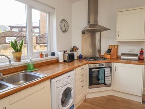 Fridge, electric kettle, toaster, cookware/dishes/utensils - White Feathers (Alnwick)