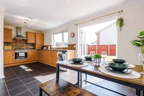 冷蔵庫、電子レンジ、オーブン、コンロ