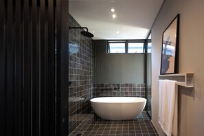 ラグジュアリー ハウス | バスルーム | ヘアドライヤー、タオル、トイレットペーパー