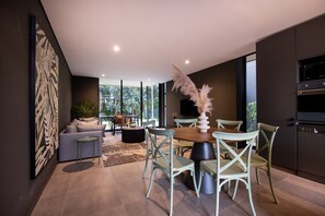 Grand-Haus | Essbereich im Zimmer