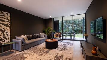 Grand House | Living area | Flat-screen TV, Netflix, streaming services