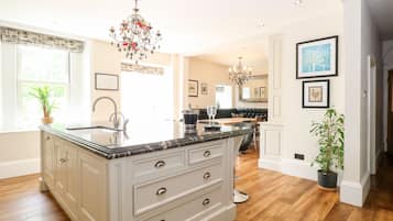 ตู้เย็น, กาต้มน้ำไฟฟ้า, เตาปิ้งขนมปัง, เครื่องครัว/จาน/ช้อนส้อม