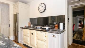 Réfrigérateur, bouilloire électrique, grille-pain