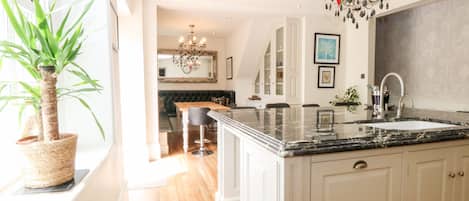 Refrigerador, tetera/pava eléctrica, tostadora, utensilios de cocina