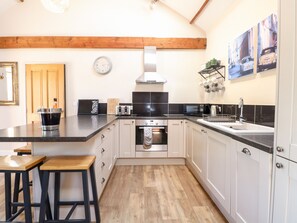 Fridge, dishwasher, electric kettle, toaster - The Barnhouse (North Walsham)