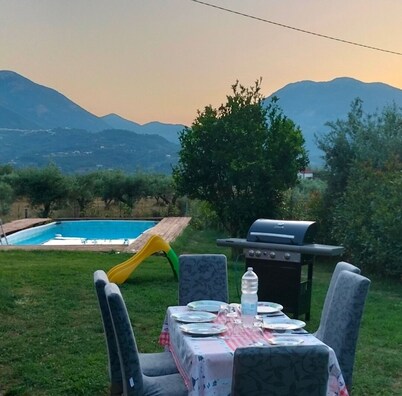 Villa con tende glamping immersa nella natura.