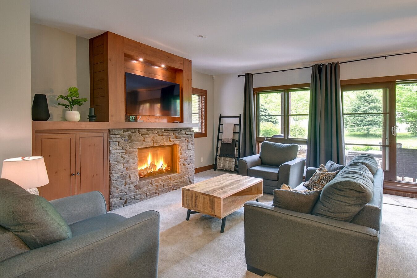 Smart TV, fireplace, stereo