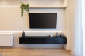 Living area - Newly Renovated 2Bdr Apt-5min to metro (Athens)